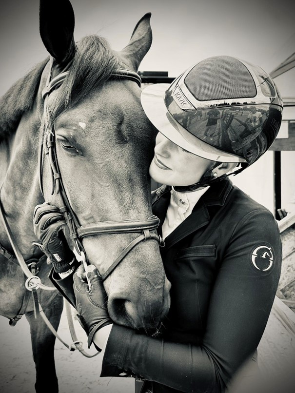 Een ontspannen moment tussen ruiter en paard