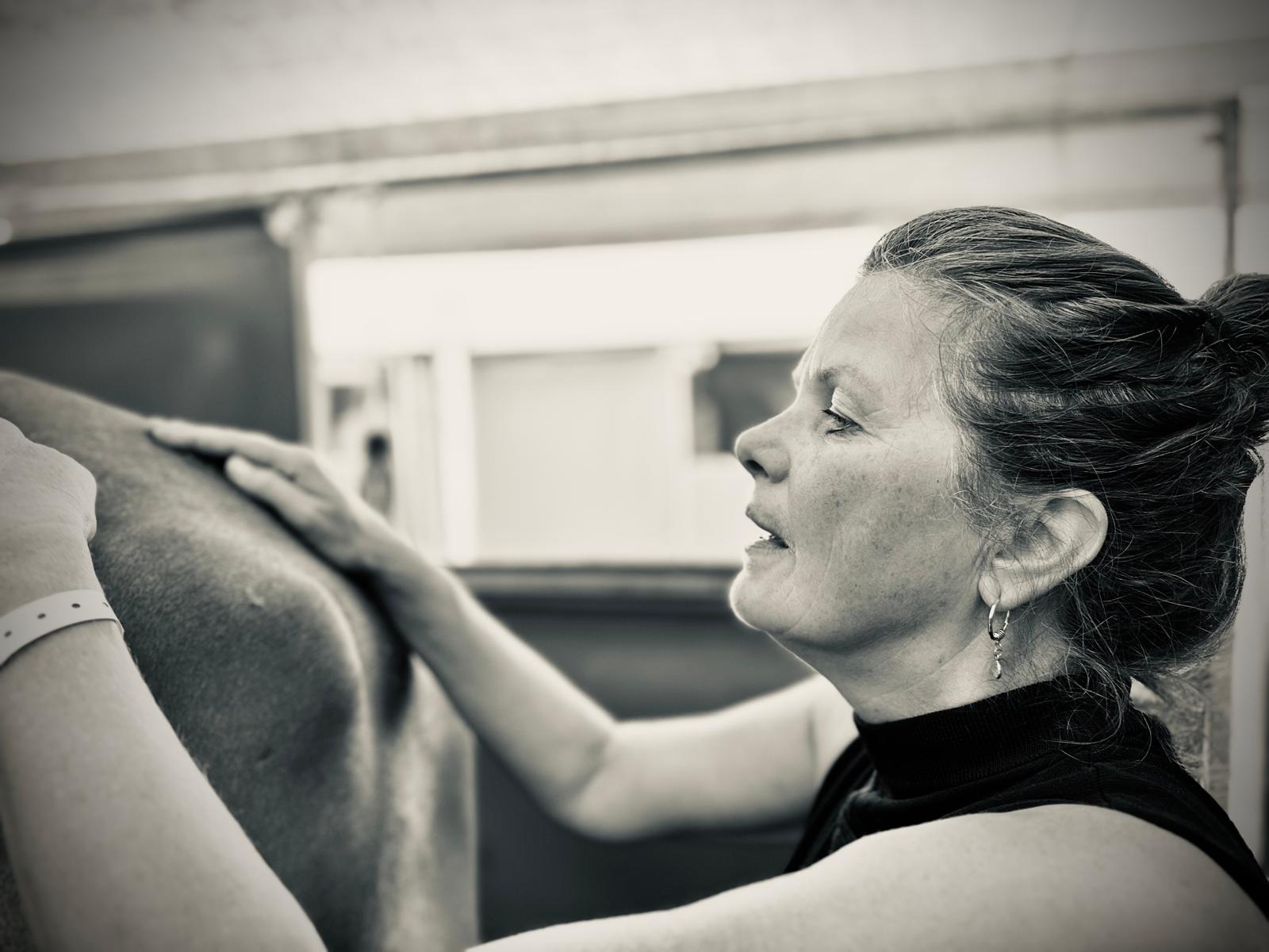 Een vrouw voert een Paardencheck uit bij een paard